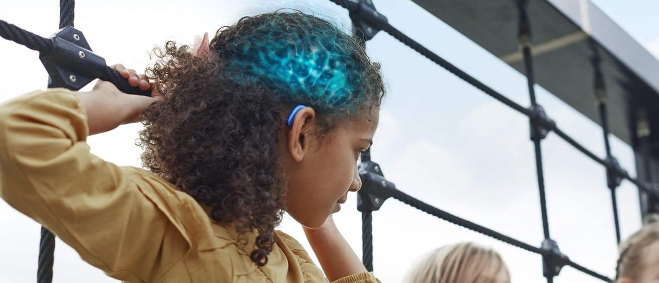 Oticon_Play PX_Climbing_web_images_breaker_12col_1312x563_ML_1032